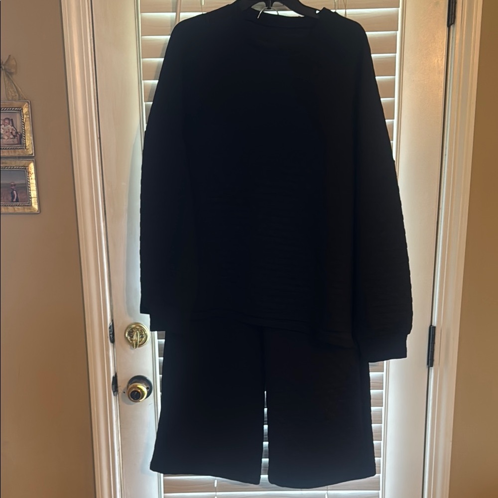 Black Women’s 2 pc Set  - long sleeves